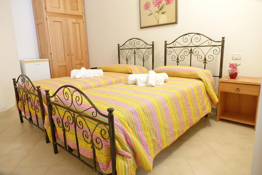 2 Betten mit Handtüchern darüber in einem Schlafzimmer in der Unterkunft Affittacamere La saracina in Presicce