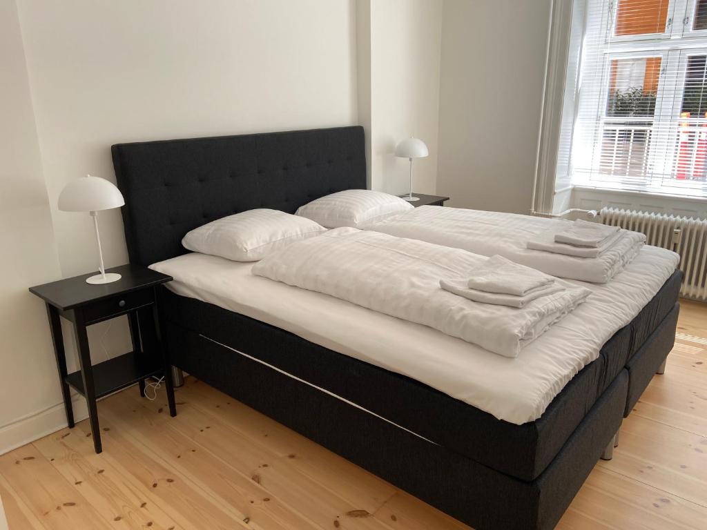 Postel nebo postele na pokoji v ubytování Bright apartment in elegant Østerbro