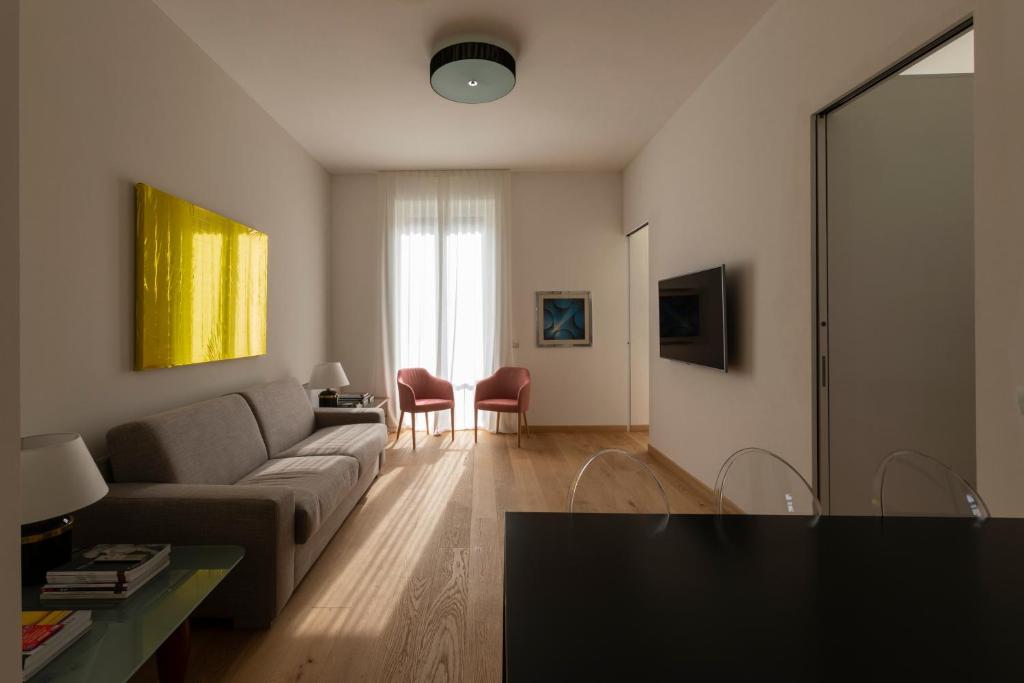 ein Wohnzimmer mit einem Sofa und einem Tisch in der Unterkunft Ca' Brera in Mailand