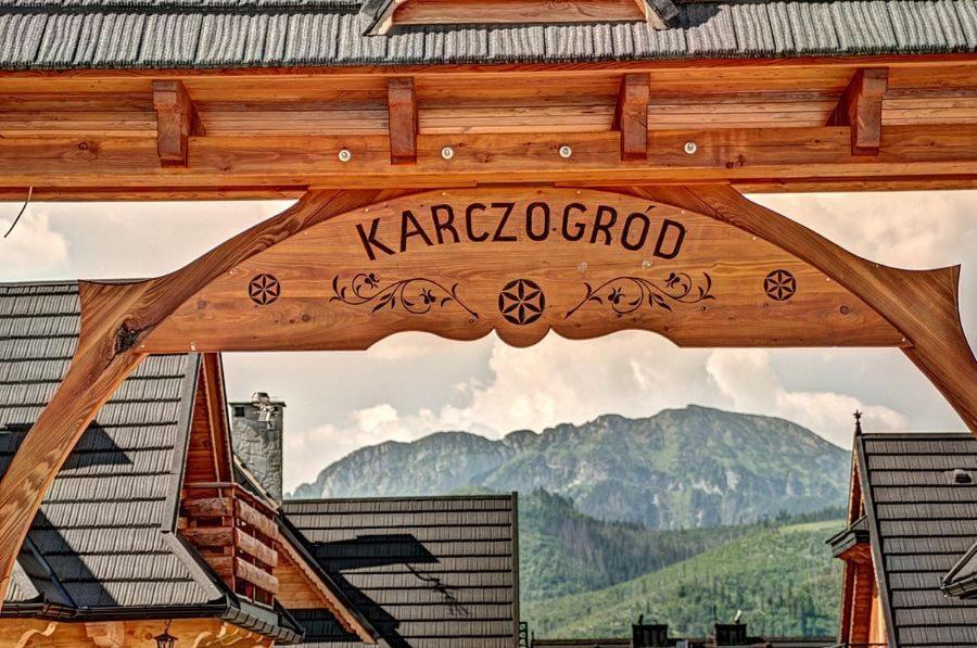 um sinal de madeira que lê a ninhada Karroc num edifício em Karczogród em Kościelisko