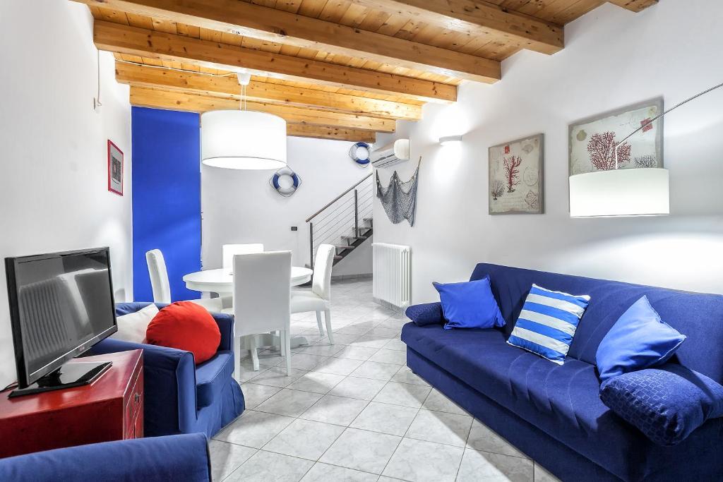 威尼斯的住宿－Stella Marina 1，客厅配有蓝色的沙发和桌子