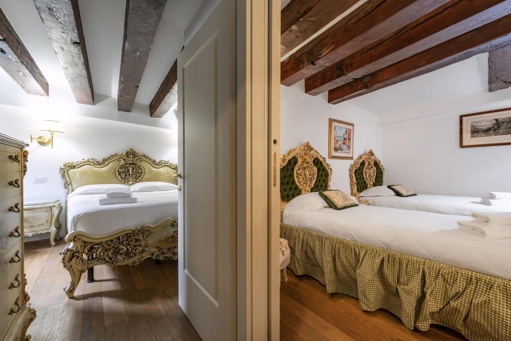 Posteľ alebo postele v izbe v ubytovaní Gondola Luxury - Campo Santi Filippo e Giacomo by Wonderful Italy