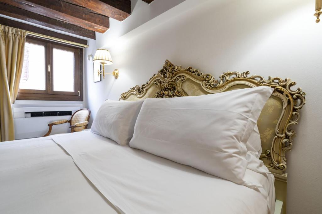 Posteľ alebo postele v izbe v ubytovaní Gondola Luxury - Campo Santi Filippo e Giacomo by Wonderful Italy