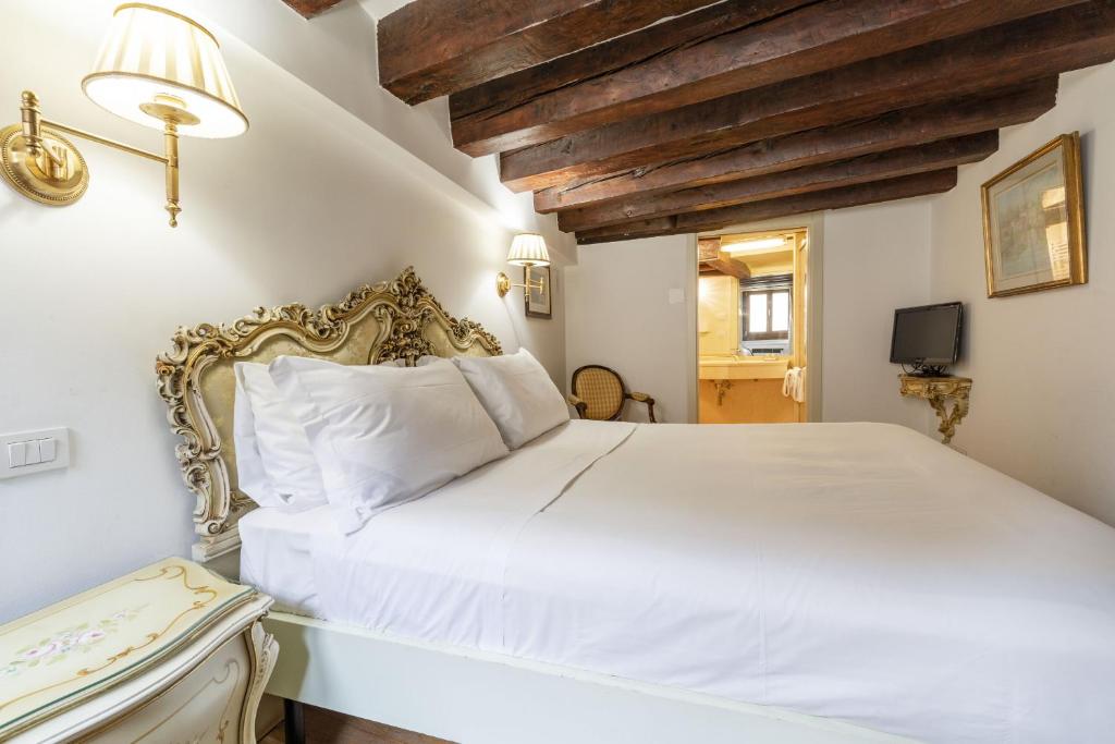 Posteľ alebo postele v izbe v ubytovaní Gondola Luxury - Campo Santi Filippo e Giacomo by Wonderful Italy