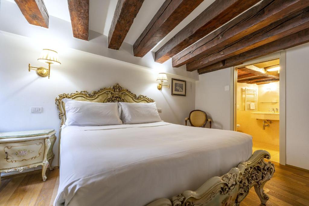 Posteľ alebo postele v izbe v ubytovaní Gondola Luxury - Campo Santi Filippo e Giacomo by Wonderful Italy