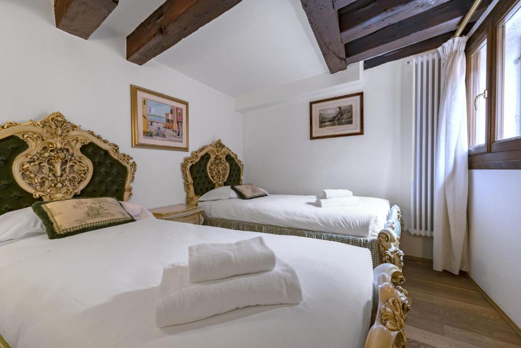 Posteľ alebo postele v izbe v ubytovaní Gondola Luxury - Campo Santi Filippo e Giacomo by Wonderful Italy