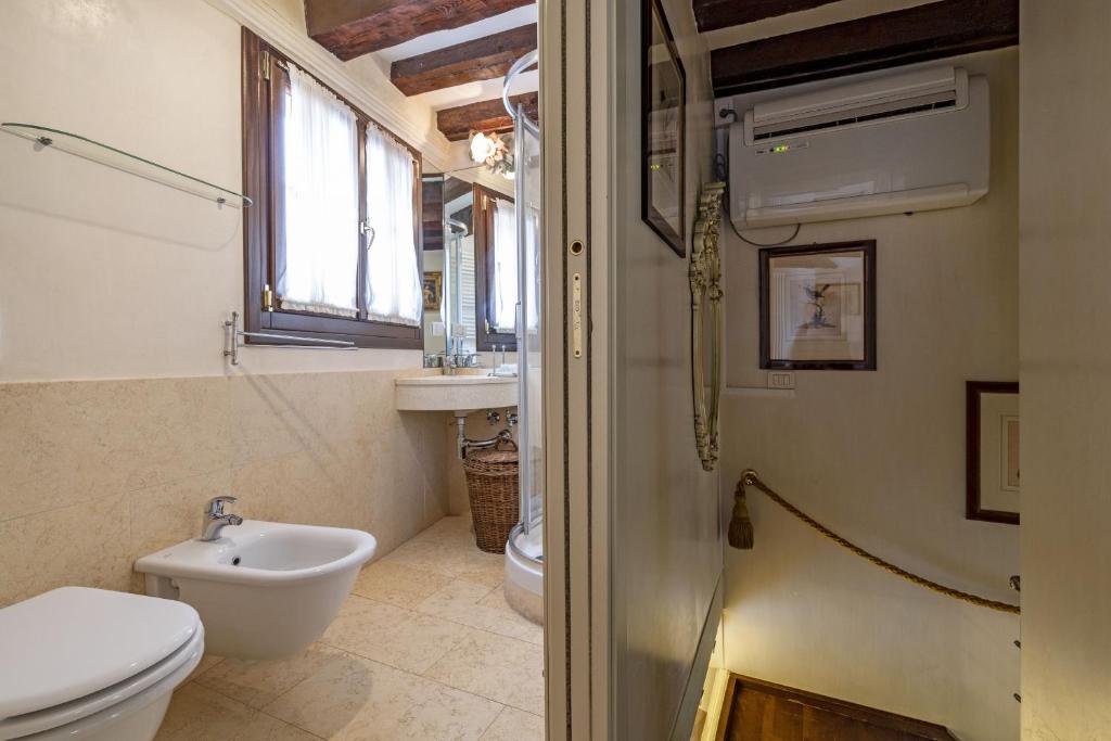 Kúpeľňa v ubytovaní Gondola Luxury - Campo Santi Filippo e Giacomo by Wonderful Italy