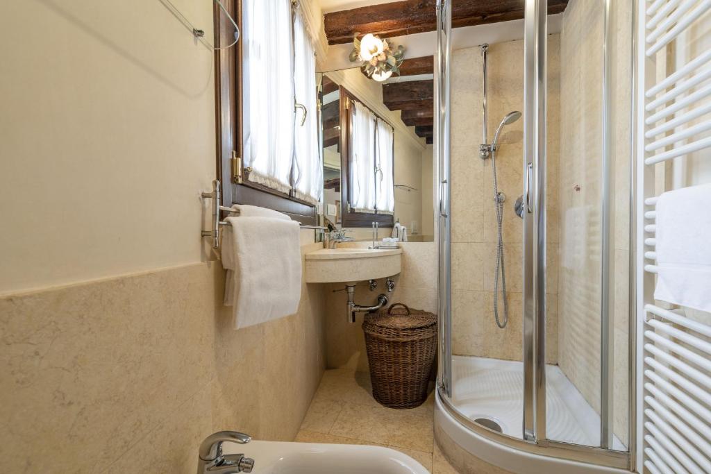 Kúpeľňa v ubytovaní Gondola Luxury - Campo Santi Filippo e Giacomo by Wonderful Italy