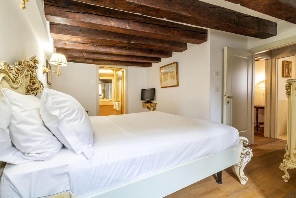 Posteľ alebo postele v izbe v ubytovaní Gondola Luxury - Campo Santi Filippo e Giacomo by Wonderful Italy