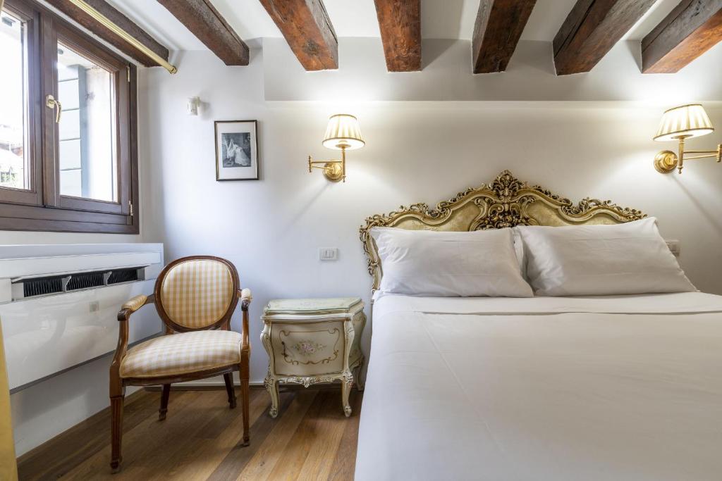 Posteľ alebo postele v izbe v ubytovaní Gondola Luxury - Campo Santi Filippo e Giacomo by Wonderful Italy