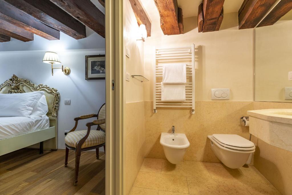 Kúpeľňa v ubytovaní Gondola Luxury - Campo Santi Filippo e Giacomo by Wonderful Italy