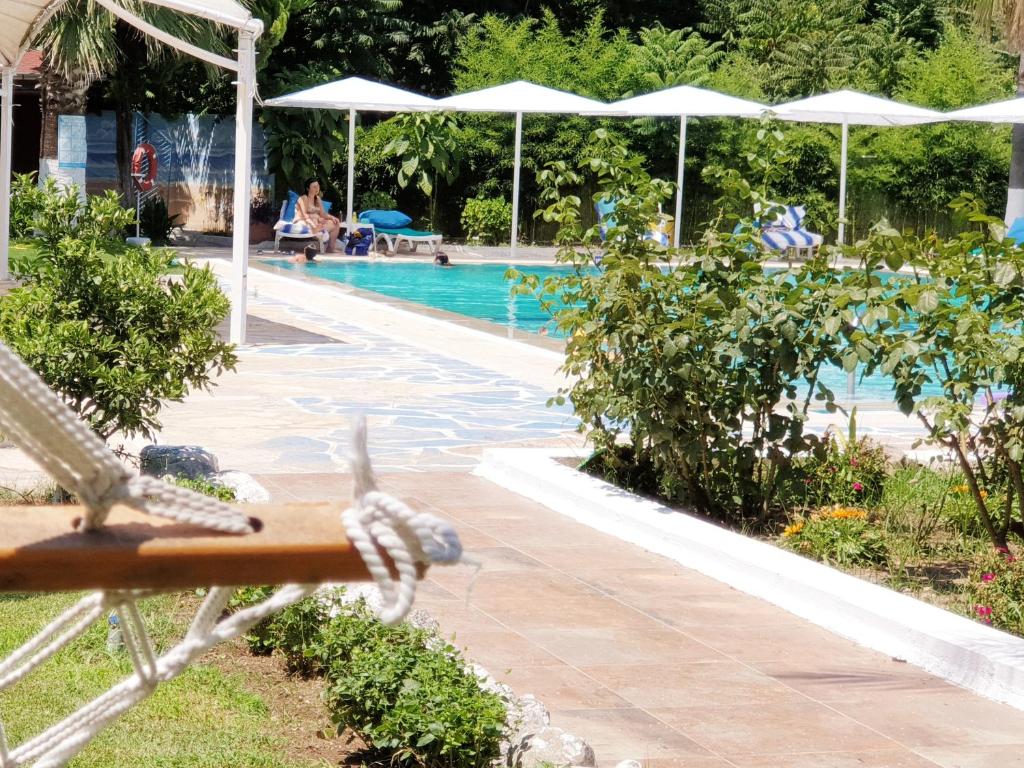 בריכת השחייה שנמצאת ב-Erendiz Garden Hotel או באזור