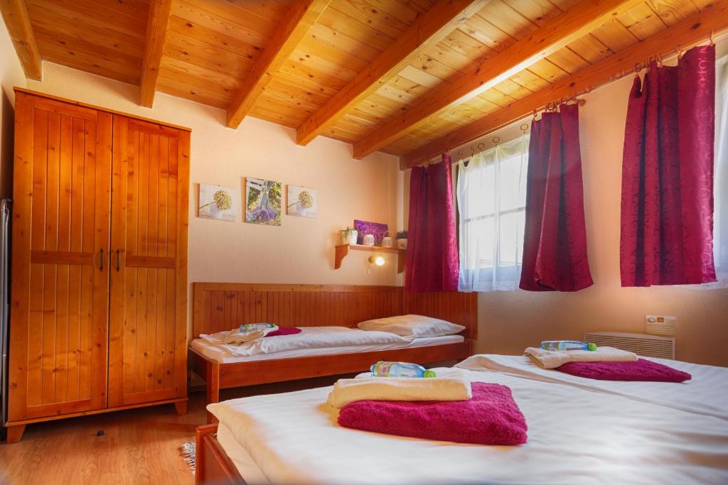 Postel nebo postele na pokoji v ubytování Chatka Aqua440 Tatralandia