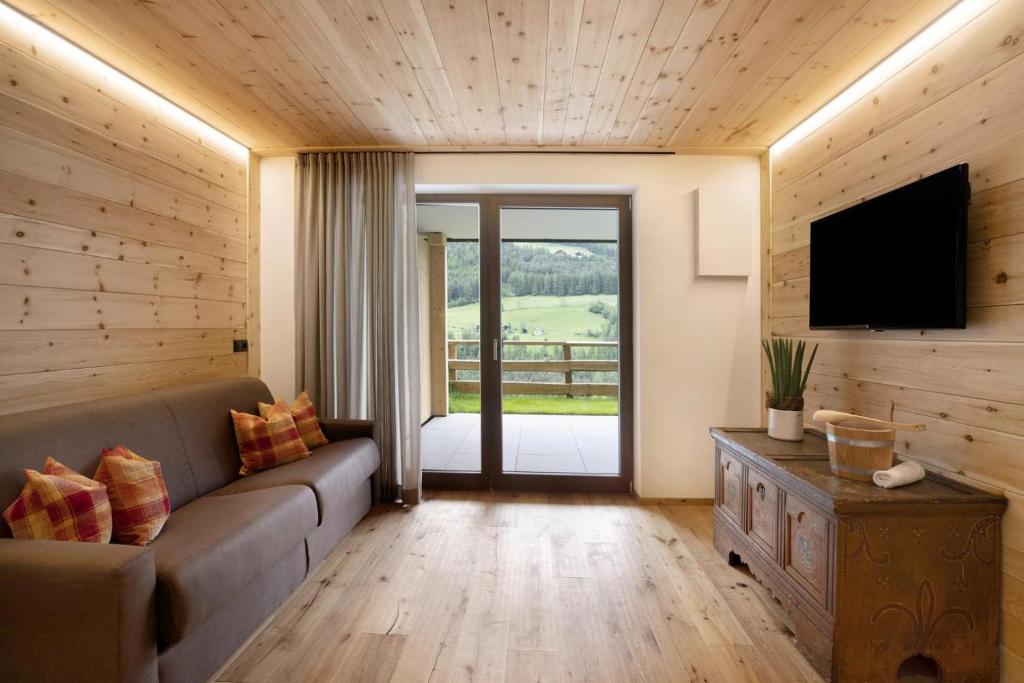 Televízia a/alebo spoločenská miestnosť v ubytovaní Archehof Hochzirm Lodge Greti