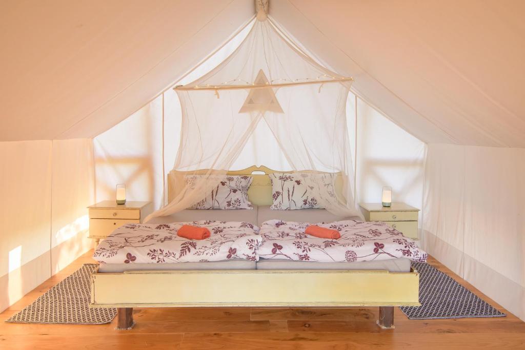 Łóżko lub łóżka w pokoju w obiekcie Natura Camp Karli