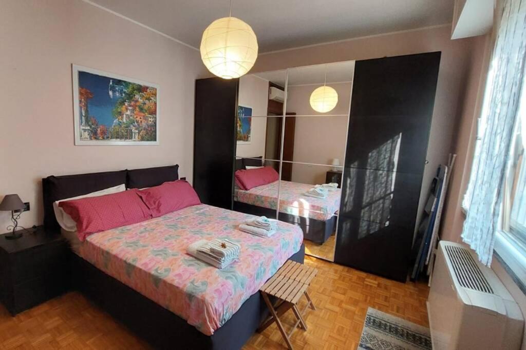 sypialnia z łóżkiem i telewizorem w obiekcie Chri02House w mieście Rozzano