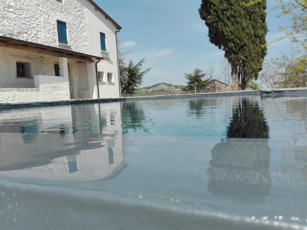 Bazén v ubytování Relais Mevigo - Casa Pietra nebo v jeho okolí