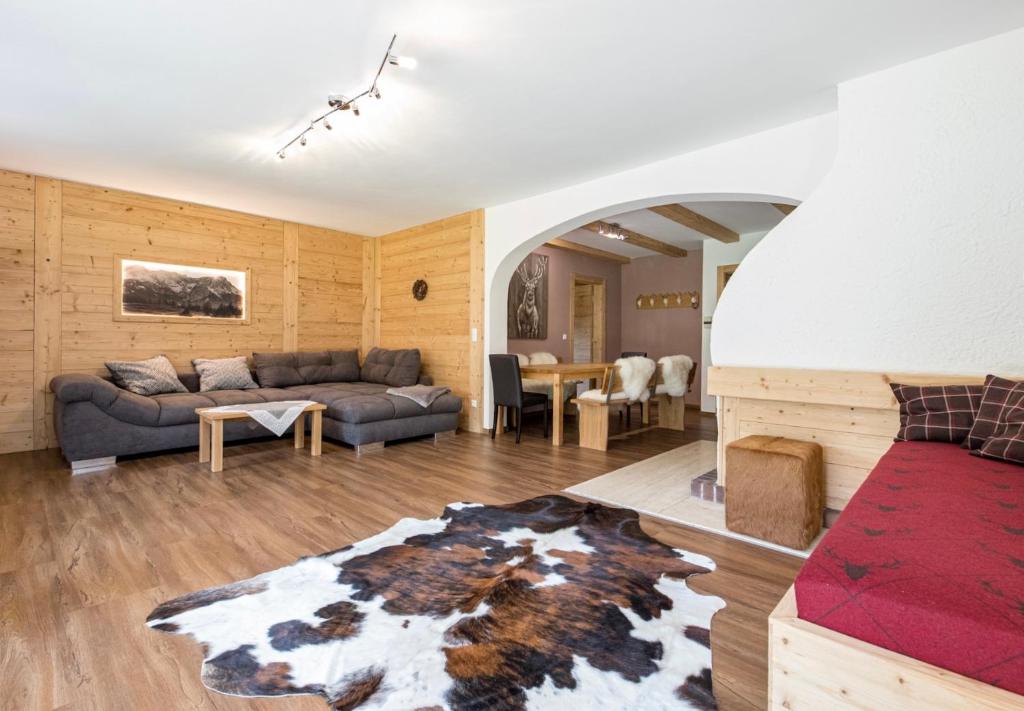 uma sala de estar com um sofá e uma mesa em Bergwild em Garmisch-Partenkirchen