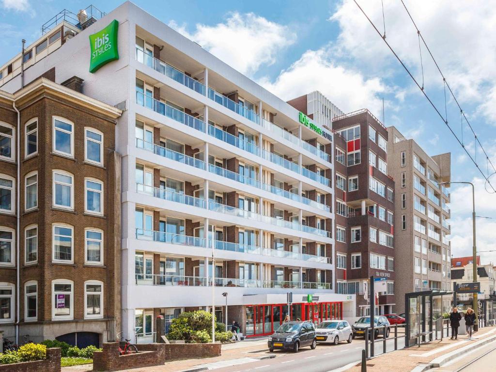 ein Apartmenthaus auf einer Straße mit draußen geparkt in der Unterkunft ibis Styles Den Haag Scheveningen in Scheveningen