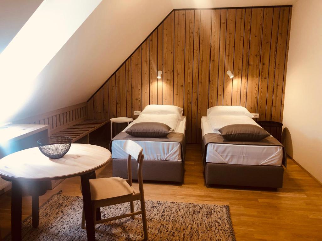 Na Vasi restavracija in prenočišča - Sala De Reina Con Vista Al Jardín