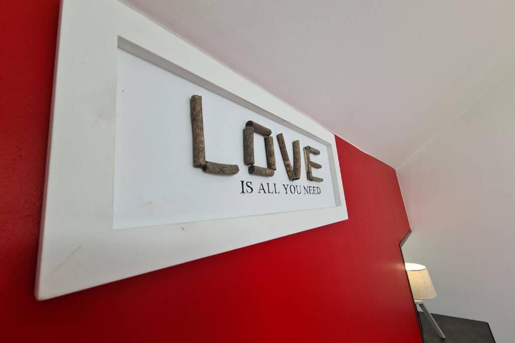 Certifikát, hodnocení, plakát nebo jiný dokument vystavený v ubytování "Philled With Love" by Phils Cottages