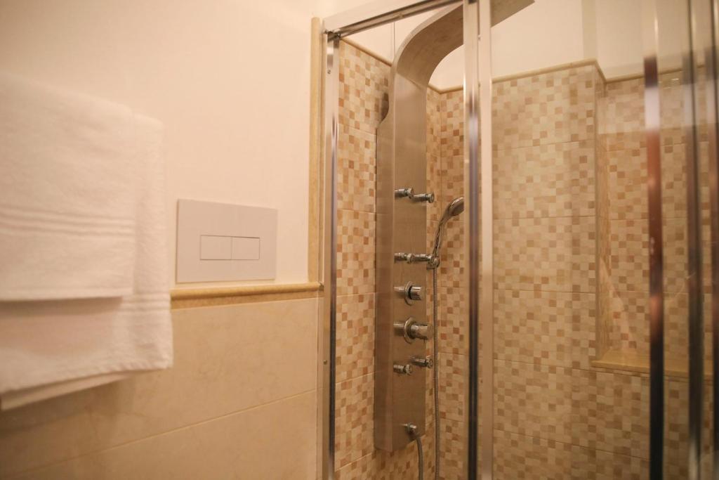 W łazience znajduje się prysznic ze szklanymi drzwiami. w obiekcie Hotel La Giara w Cefalù