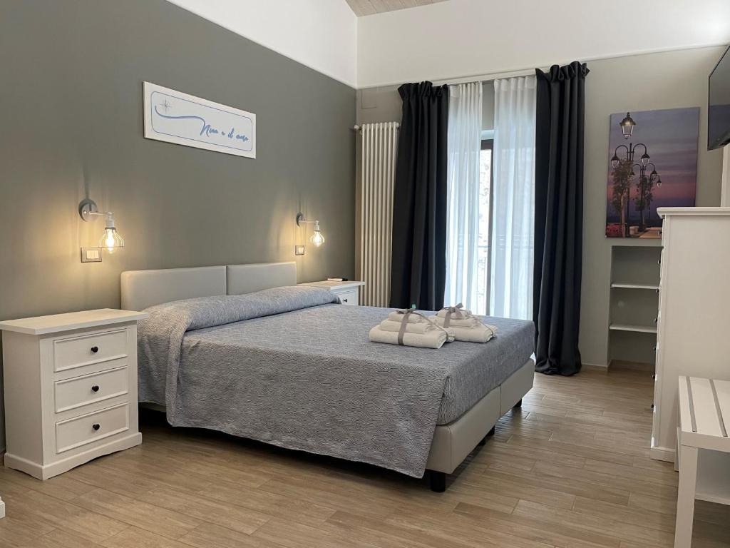 A bed or beds in a room at Nina e il mare