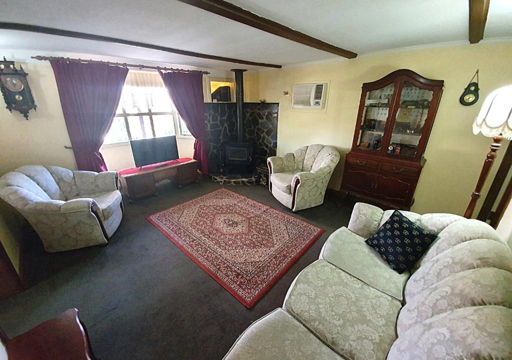 Posezení v ubytování Ayers Burra - Historical 1851 Cottage