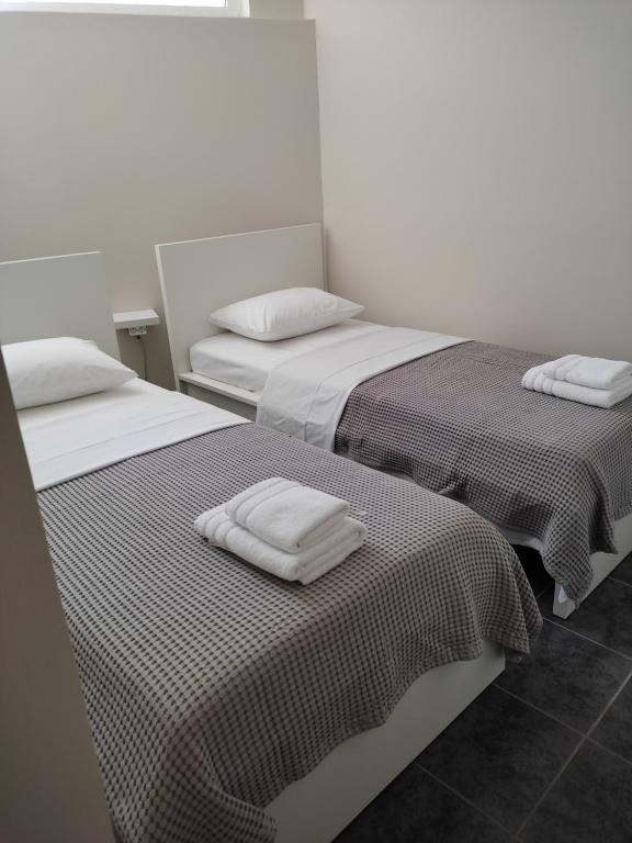 Łóżko lub łóżka w pokoju w obiekcie Double M near Athens Airport