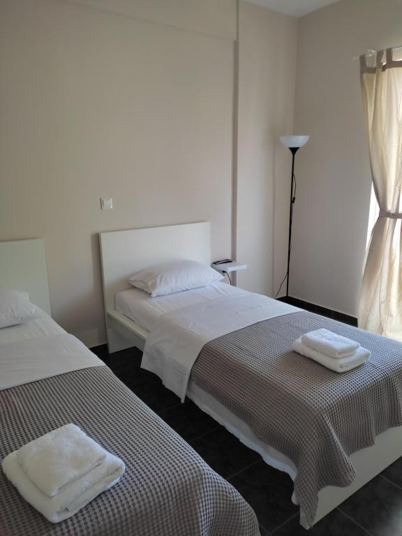 Łóżko lub łóżka w pokoju w obiekcie Double M near Athens Airport