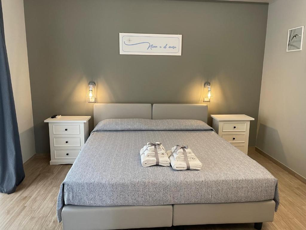 A bed or beds in a room at Nina e il mare