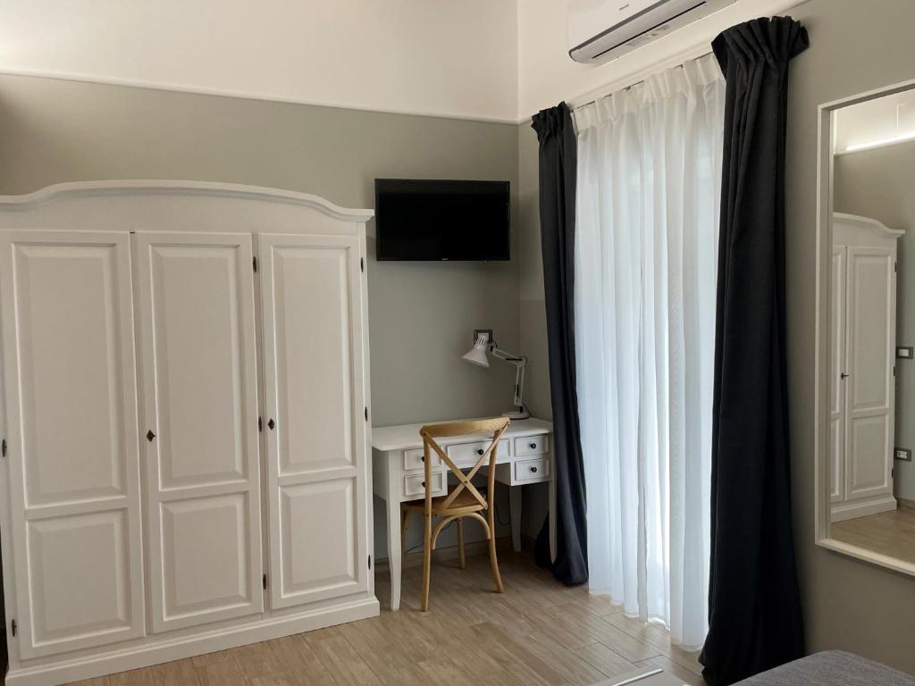 A television and/or entertainment centre at Nina e il mare