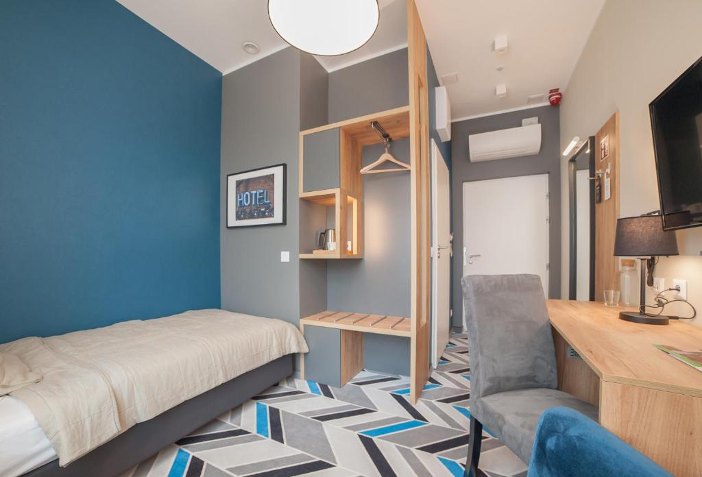 Televízia a/alebo spoločenská miestnosť v ubytovaní Hotel Traffic Wrocław Stare Miasto