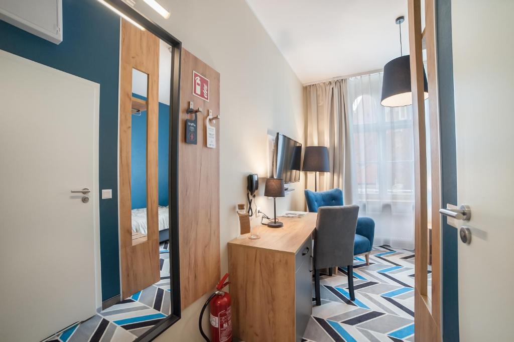 Televízia a/alebo spoločenská miestnosť v ubytovaní Hotel Traffic Wrocław Stare Miasto