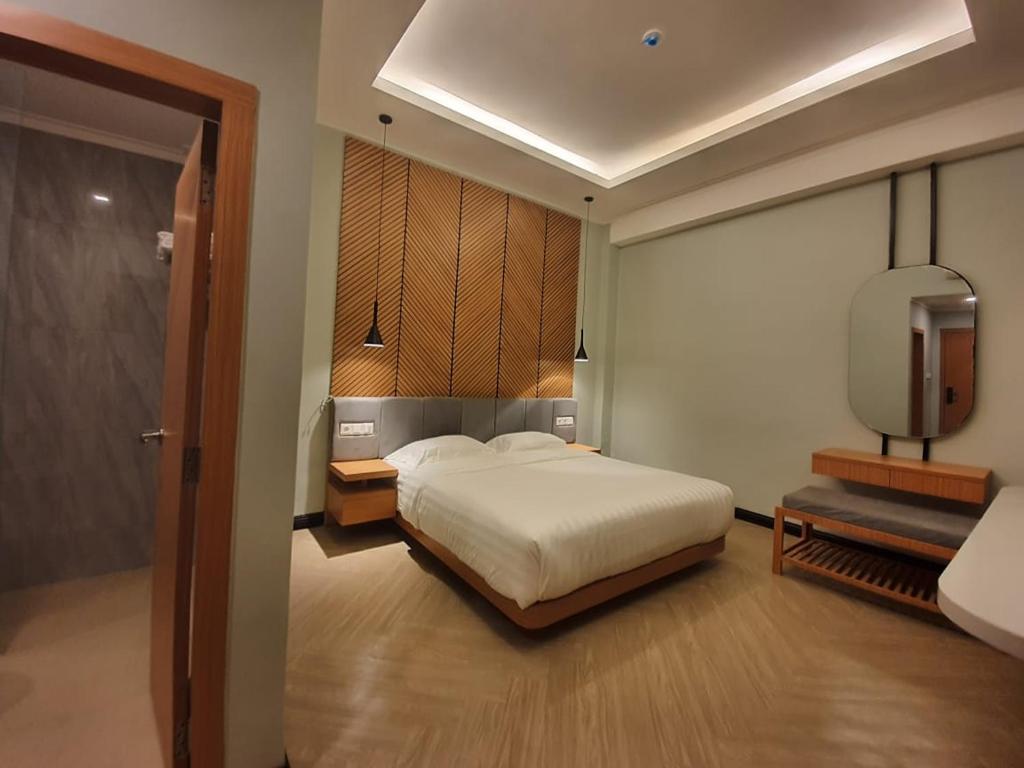 Postel nebo postele na pokoji v ubytování Muara Hotel Bukittinggi
