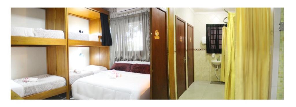 Habitación pequeña con 2 camas y baño. en Pousada e Hostel do PIO, en Canela