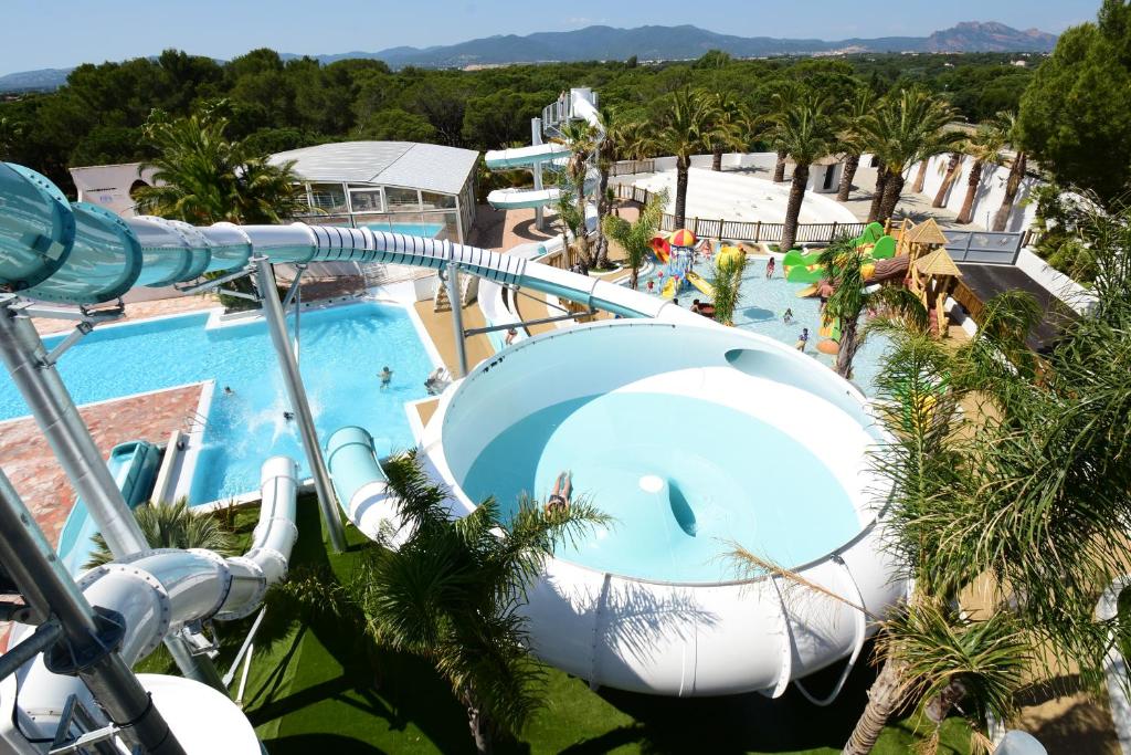 uma imagem de um escorrega aquático num resort em Camping Resort La Baume La Palmeraie em Fréjus