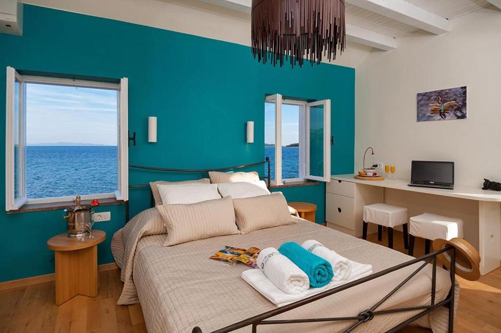 Posteľ alebo postele v izbe v ubytovaní Luxury Beachfront Villa Gracia Grande With Private Pool at the Beach in Orebic - Peljesac