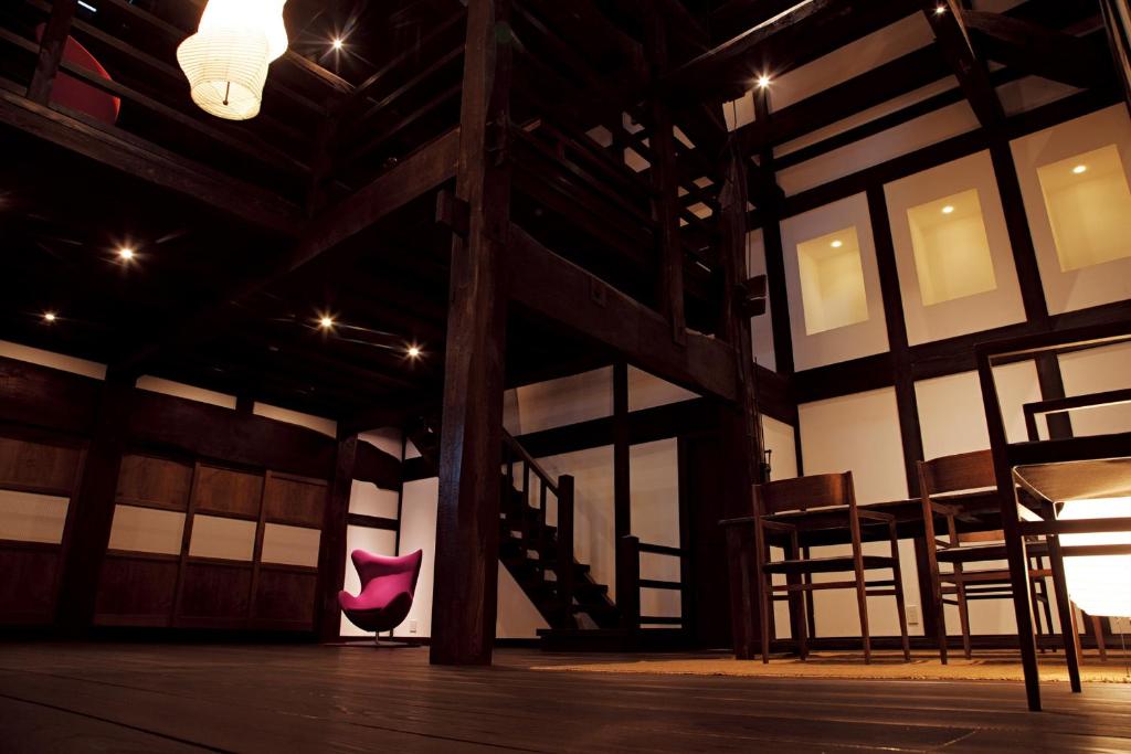 Satoyama Jujo في Minami Uonuma: غرفة مع كراسي وطاولات في مبنى