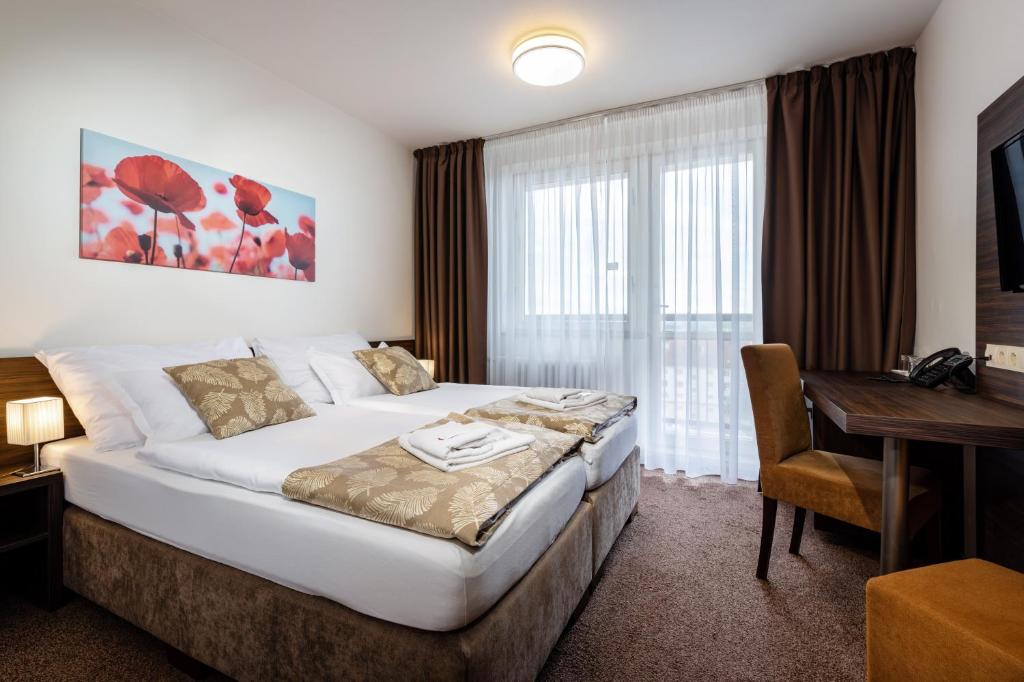 Hotel SATEL - Habitación Familiar A Con Balcón