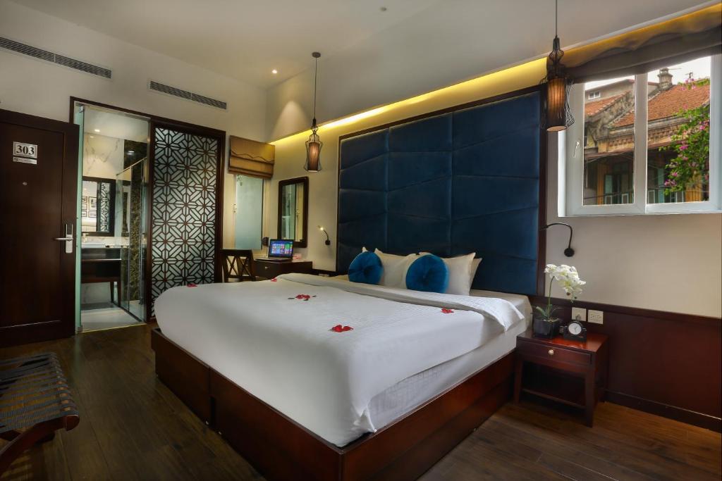 Postel nebo postele na pokoji v ubytování Hanoi Marvellous Hotel & Spa