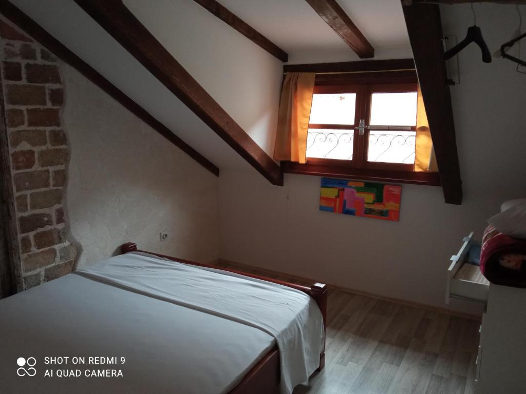 Una cama o camas en una habitación de Apartments Historic Stone House