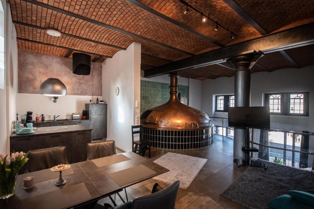 una habitación con una mesa y un gran barril de vino en Sudhaus/Alte Brauerei, en Meisenheim