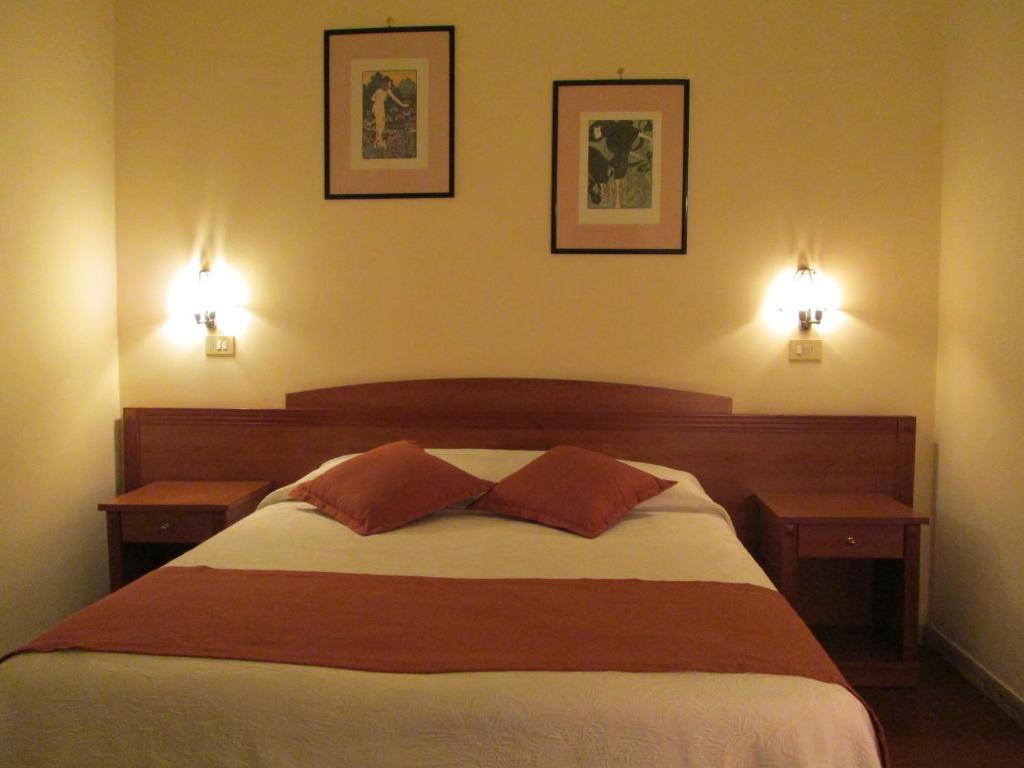 Łóżko lub łóżka w pokoju w obiekcie Hotel Italia