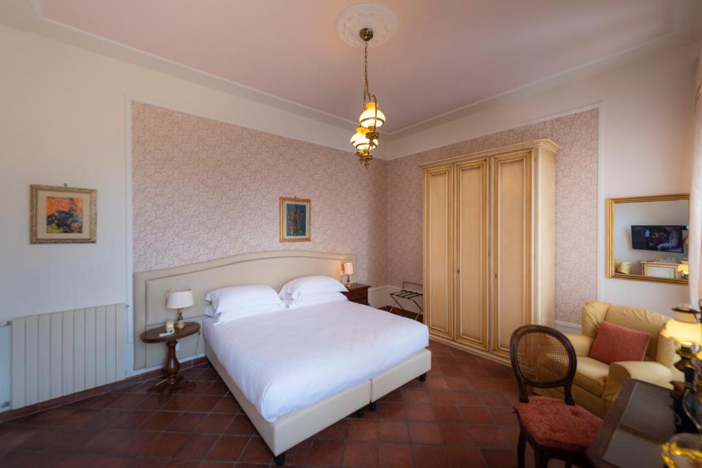 Postel nebo postele na pokoji v ubytování Villa Scacciapensieri Boutique Hotel