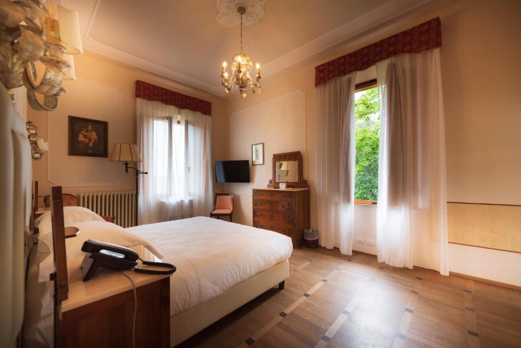 Postel nebo postele na pokoji v ubytování Villa Scacciapensieri Boutique Hotel