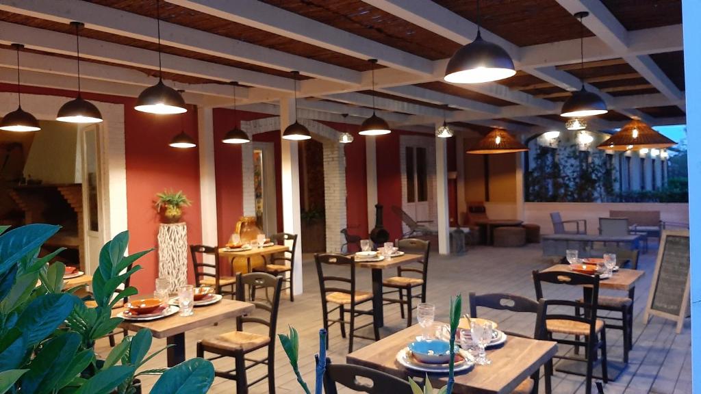 Restauracja lub miejsce do jedzenia w obiekcie Bio Agriturismo Valle dei Calanchi