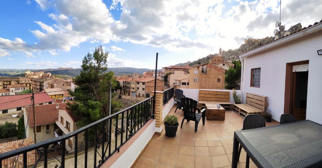 uma varanda com vista para a cidade em Casa Rural Tobal em Castellote