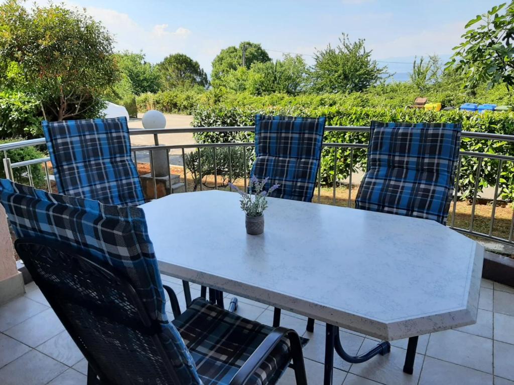 Posezení v ubytování Cosy, sea view apartment Porat