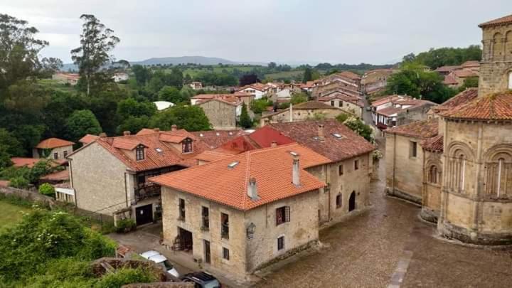 una vista aérea de una ciudad con edificios en Hospedaje Octavio, en Santillana del Mar